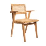 Silla Stigna color de madera natural con apoya brazos y soguilla tejida